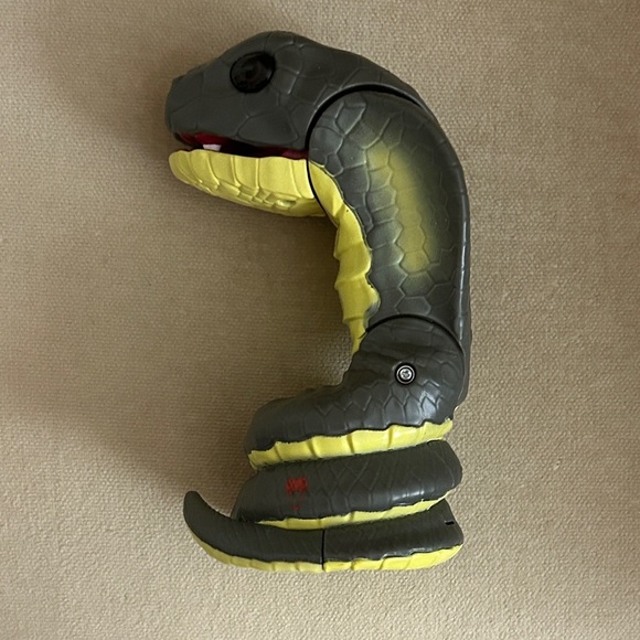 Cobra Fingerling Reptile Toy -  Green and Yellow - Picture 3 of 6